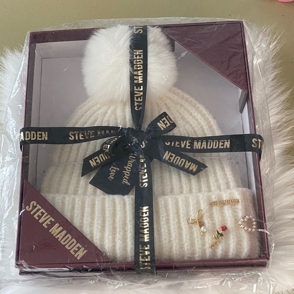 Steve Madden Accessories - Steve Madden Ivory Ribbed Knit Beanie with Pom & Jewelry Accents NIB